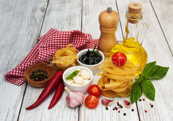 Nourriture italienne ingrédients vieux bois table pétrolières Photo stock © almaje