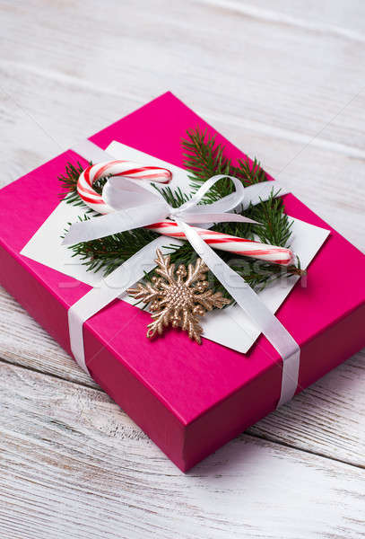 Foto stock: Navidad · caja · de · regalo · decoraciones · edad · mesa · de · madera · papel