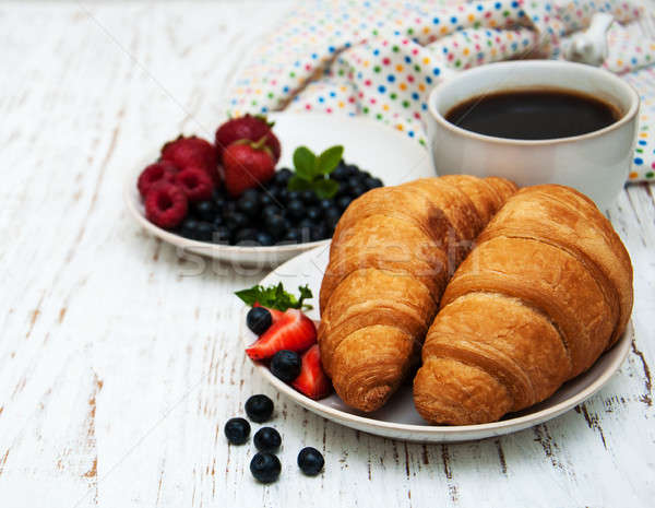 Foto stock: Frescos · bayas · café · croissant · fondo