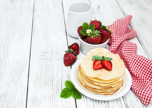 [[stock_photo]]: Fraises · vieux · table · en · bois · rouge · déjeuner