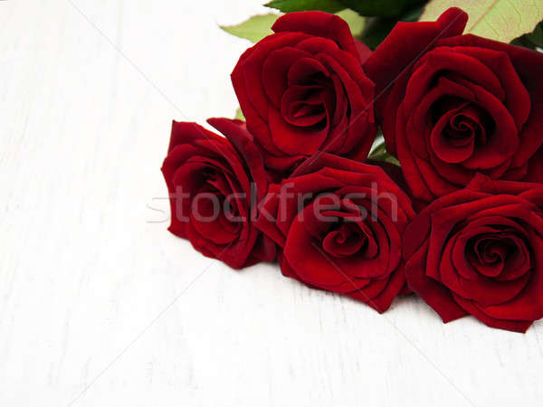 Fraîches roses rouges vieux bois fleur mariage [[stock_photo]] © almaje