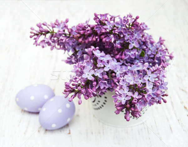 Foto stock: Huevos · de · Pascua · frescos · lila · flores · edad