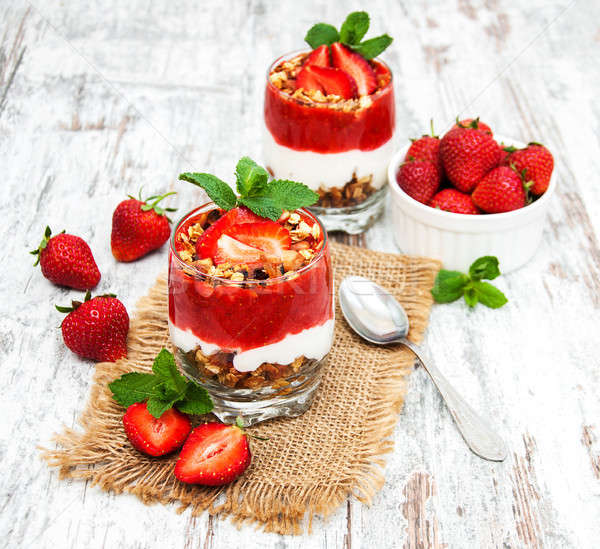 Foto stock: Yogurt · granola · desayuno · fresas · alimentos · frutas