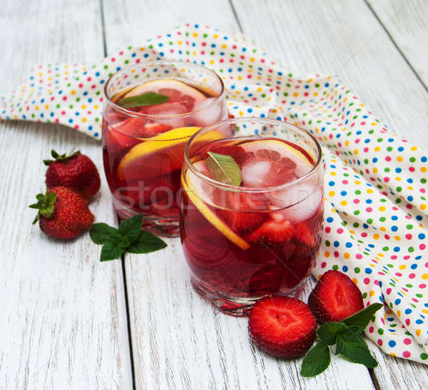 [[stock_photo]]: Limonade · fraises · citron · menthe · vieux · table · en · bois