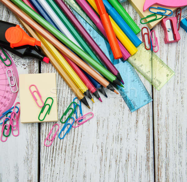 Schule Bürobedarf alten Holztisch Stift Bleistift Stock foto © almaje