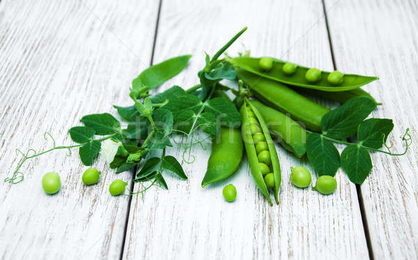綠色 豌豆 表 鄉村 白 木 商業照片 © almaje