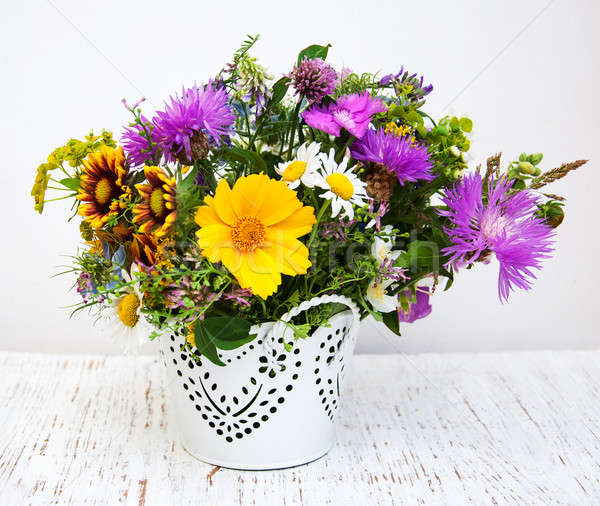 [[stock_photo]]: Fleurs · sauvages · seau · vieux · bois · fleurs · nature