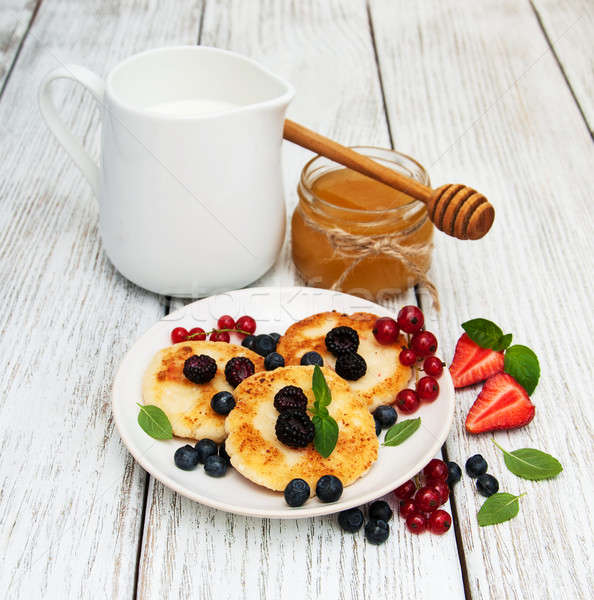 Ricotta pancake frutti di bosco tavolo in legno alimentare cucina Foto d'archivio © almaje