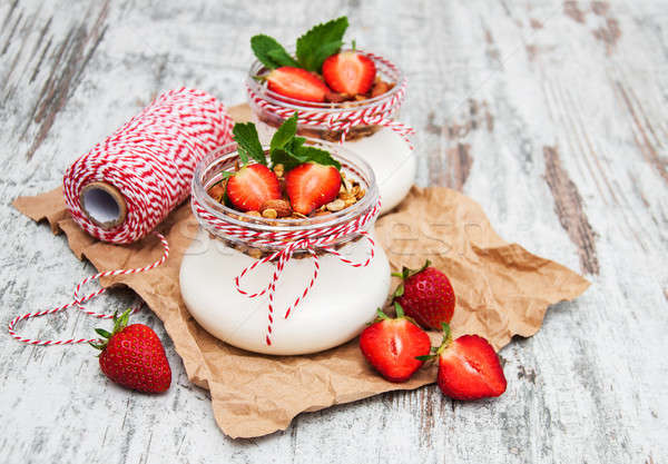 Iogurte granola café da manhã morangos saúde leite Foto stock © almaje
