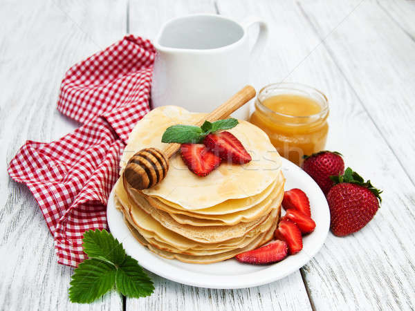 Stockfoto: Pannenkoeken · aardbeien · melk · honing · oude · houten · tafel