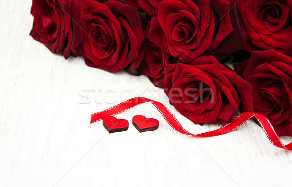 Fraîches roses rouges bois coeur mariage amour [[stock_photo]] © almaje