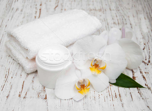 Spa room witte handdoeken orchideeën oude Stockfoto © almaje