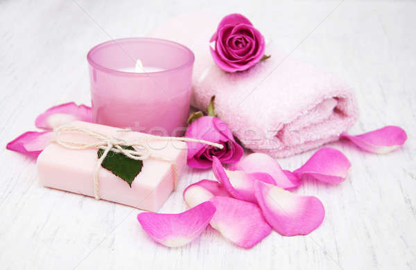 Foto d'archivio: Bagno · asciugamani · candela · sapone · rosa · rose