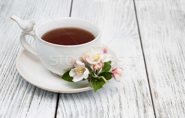 Tasse Tee Apfel Blüten Holztisch Blume Stock foto © almaje
