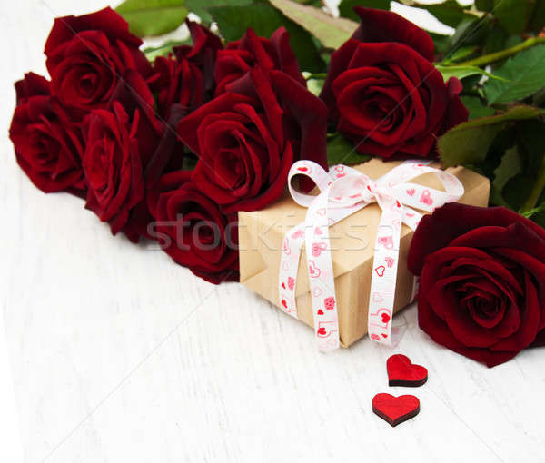 Foto stock: Rosas · vermelhas · caixa · de · presente · flores · rosa · coração