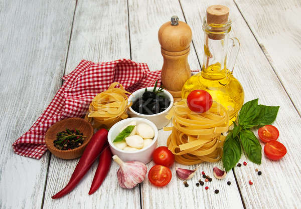 Italienisches Essen Zutaten alten Holz Tabelle Öl Stock foto © almaje