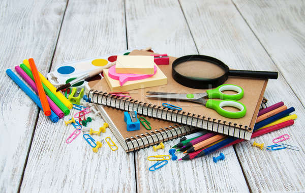 Foto stock: Escolas · velho · mesa · de · madeira · caneta · lápis