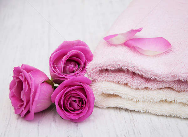 [[stock_photo]]: Bain · serviettes · rose · roses · vieux · bois