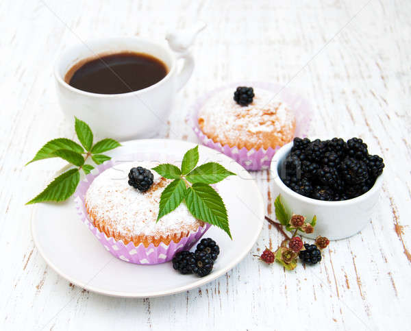 Muffins BlackBerry alten Holz Holz Kaffee Stock foto © almaje