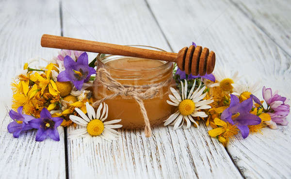 Borcan miere flori salbatice vechi masa de lemn floare Imagine de stoc © almaje