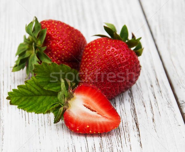 Foto stock: Maduro · morangos · mesa · de · madeira · velho · madeira · natureza