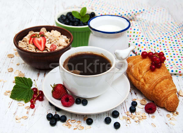 Stockfoto: Vers · bessen · koffie · croissant · houten · achtergrond