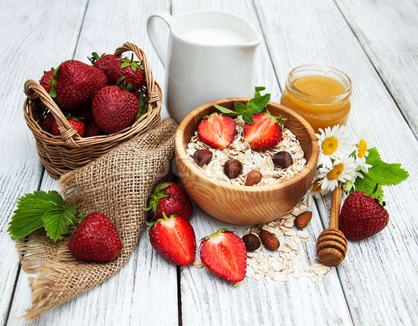 Foto stock: Muesli · fresas · leche · miel · edad · mesa · de · madera