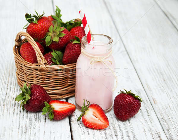 Yogurt frescos fresas edad mesa de madera beber Foto stock © almaje