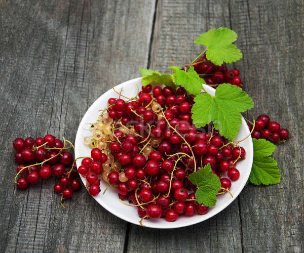 [[stock_photo]]: Plaque · rouge · groseille · vieux · table · en · bois · feuille