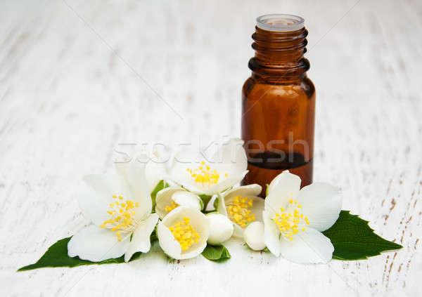 Ulei de masaj flori frumuseţe masaj relaxa Imagine de stoc © almaje