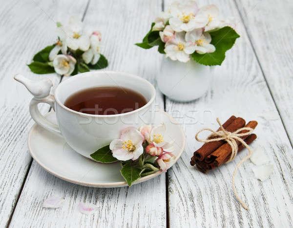 Stock foto: Tasse · Tee · Apfel · Blüten · Holztisch · Blume