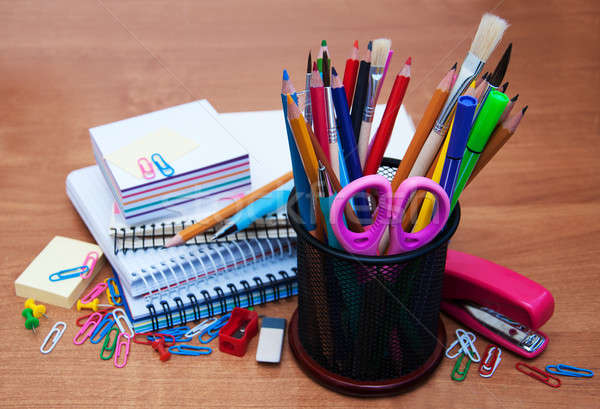 Fournitures scolaires vieux bois bureau livres stylo [[stock_photo]] © almaje