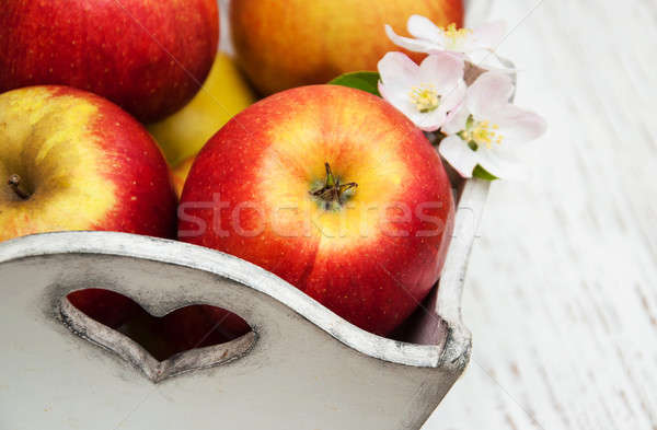 Boîte pommes pommier fleurs table en bois alimentaire [[stock_photo]] © almaje