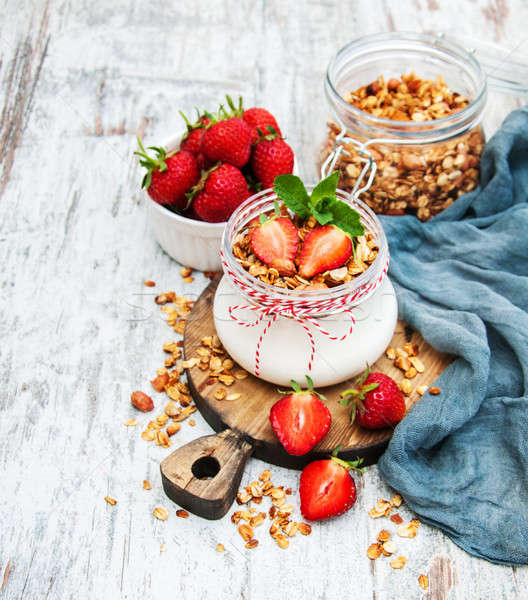 Stok fotoğraf: Yoğurt · granola · kahvaltı · çilek · sağlık · süt