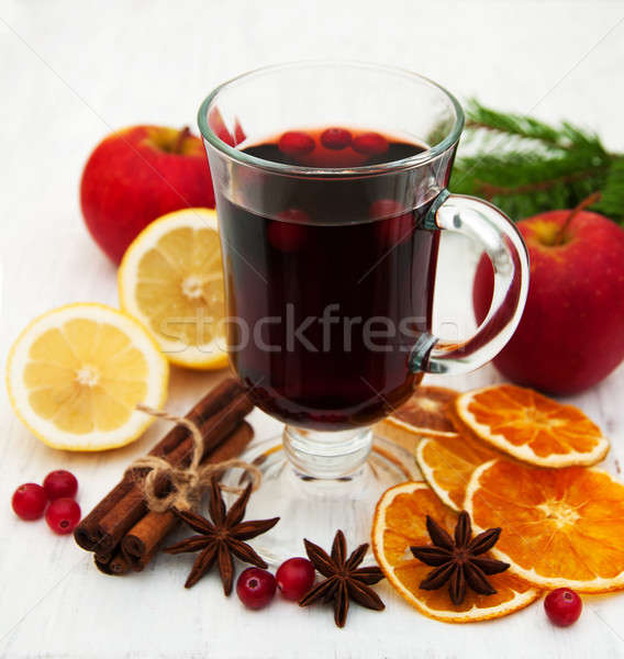 Foto stock: Copos · de · vinho · vinho · temperos · velho · árvore