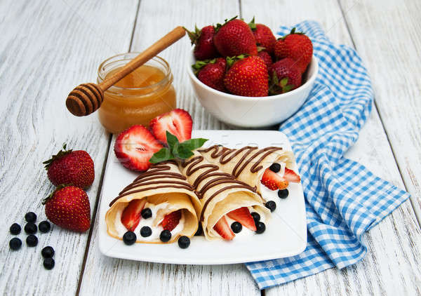 Erdbeeren Schokolade Sauce Pfannkuchen Heidelbeeren Obst Stock foto © almaje