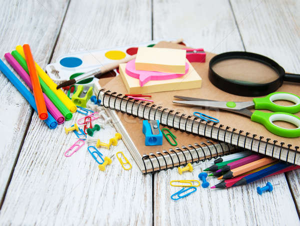 Schule Bürobedarf alten Holztisch Stift Bleistift Stock foto © almaje