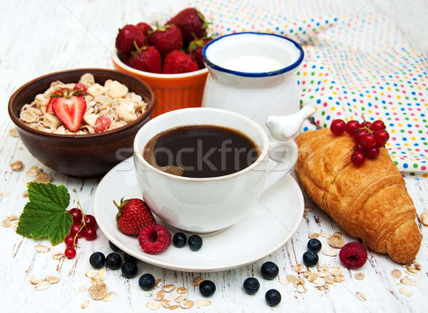 Foto stock: Frescos · bayas · café · croissant · fondo