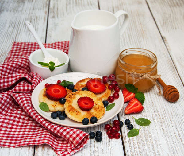 Foto d'archivio: Ricotta · pancake · frutti · di · bosco · tavolo · in · legno · alimentare · cucina