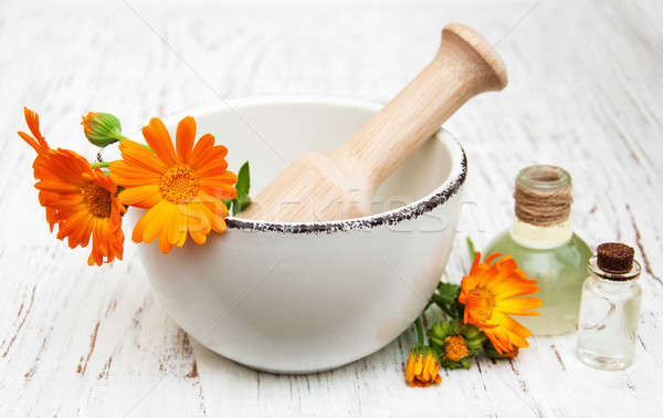 Imagine de stoc: Flori · ulei · de · masaj · fundal · medicină · industrie