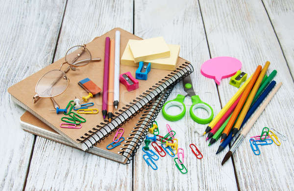 Escuela edad mesa de madera pluma lápiz Foto stock © almaje
