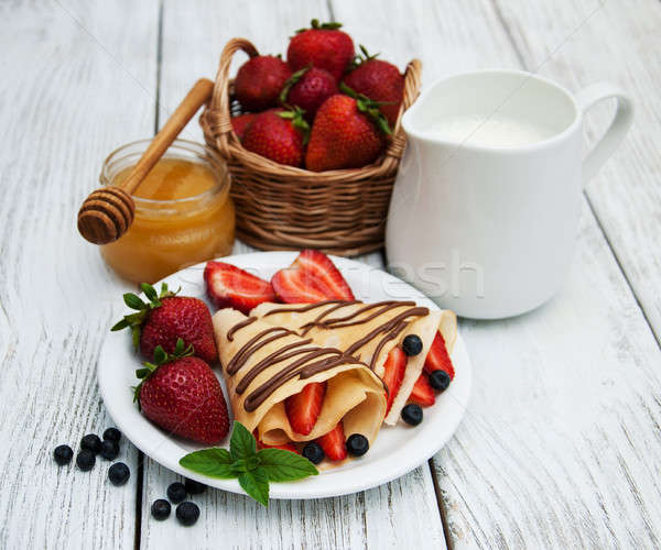 Aardbeien chocolade saus pannenkoeken bosbessen vruchten Stockfoto © almaje