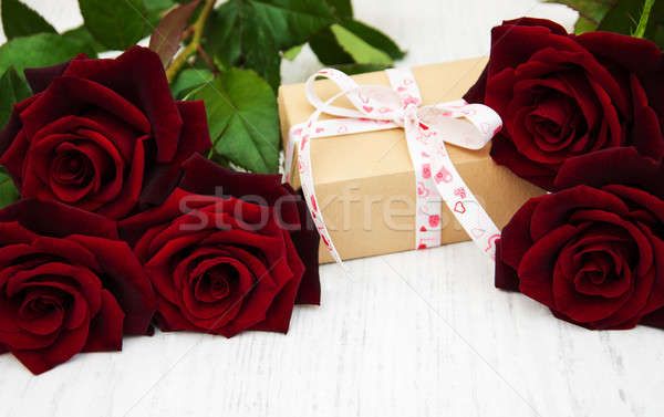 Roses rouges coffret cadeau bois fleurs rose coeur [[stock_photo]] © almaje