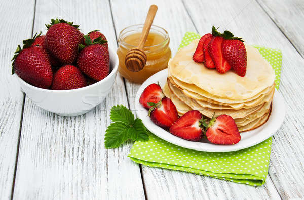 Stockfoto: Pannenkoeken · aardbeien · oude · houten · tafel · voedsel · vruchten