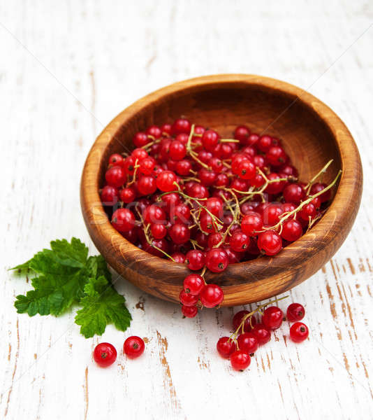 Fraîches rouge groseille vieux table en bois nature [[stock_photo]] © almaje