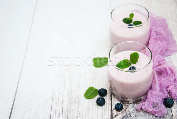 Foto stock: Gafas · arándano · yogurt · mesa · frescos · bayas