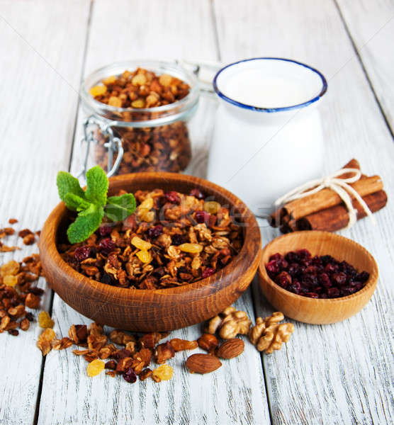 Foto stock: Casero · granola · nueces · leche · mesa · de · madera · frutas