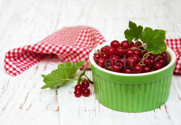 Fresche rosso ribes vecchio tavolo in legno alimentare Foto d'archivio © almaje