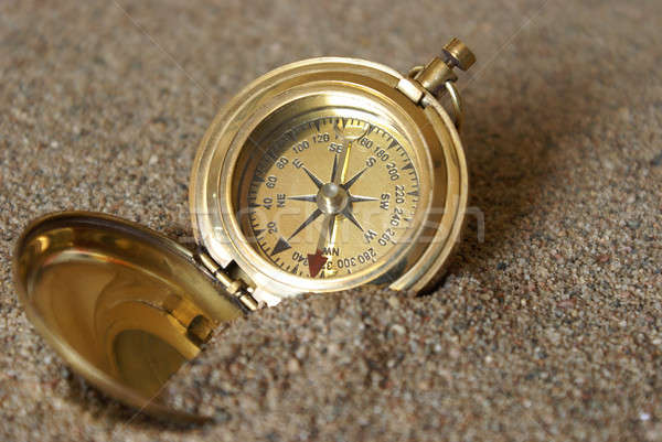 Verloren afbeelding kompas zand wandelen object Stockfoto © AlphaBaby