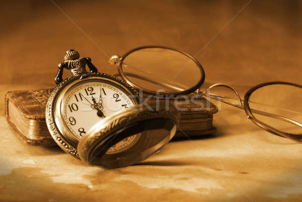 Largo tiempo antiguos reloj de bolsillo gafas Biblia Foto stock © AlphaBaby
